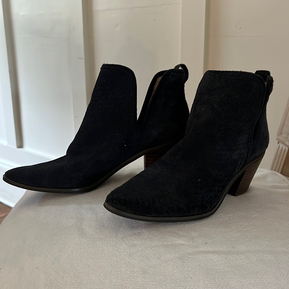 Lucy brand navy suede booties